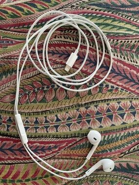 Apple White Lightning EarPods with Remote and Mic